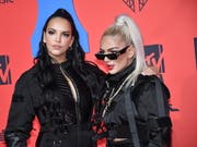 Die Schweizer Rapperin Loredana (rechts) bei den MTV European Music Awards 2019 in Sevilla zusammen mit der deutschen Musikerin Juju. (Bild: KEYSTONE/EPA EFE/RAUL CARO CADENAS)