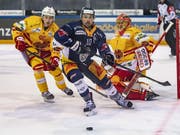 Zugs Stürmer Jérôme Bachofner (vorne) fehlt der Schweizer Nationalmannschaft am Deutschland Cup in Krefeld (7. bis 10. November) aufgrund einer Handverletzung (Bild: KEYSTONE/URS FLUEELER)