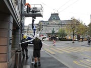 An der Fassade von Mode Weber beim Broderbrunnen werden am Dienstagvormittag Sterne der innerstädtischen Weihnachtsbeleuchtung «Aller Stern» montiert. (Bild: Marlen Hämmerli - 5. November 2019)