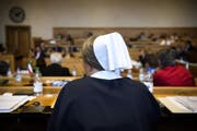 Ein Mitglied der Abgeordnetenversammlung während der Diskussion über die «Ehe für alle». (Bild: Keystone, Anthony Anex)