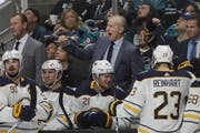 Buffalo-Coach Ralph Krueger (im Anzug). (Bild: Jeff Chiu/Keystone, San José, 19. Oktober)