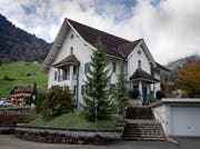 Der Kirchenrat will die Mietwohnung und den Dachraum des Pfarrhauses sanieren. (Bild: Corinne Glanzmannm Dallenwil, 5. November 2019)