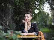 Simone Lappert ist mit ihrem zweiten Roman «Der Sprung» für den Schweizer Buchpreis nominiert. Dem Werk liegt die Frage nach Empathie mit dem Mitmenschen zugrunde; es beruht auf einer realen Begebenheit, die die Autorin nicht mehr losgelassen hat. (Bild: Keystone/ENNIO LEANZA)