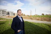 Architekt Patrick Müller vor der teilweise realisierten Überbauung «Bertiswil». Dem Projekt droht eine Verzögerung. (Bild: Jakob Ineichen, Rothenburg, 5. November 2019)