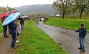 Bauingenieur Peter Scheiwiller informiert Interessierte über das Wasserbauprojekt. Die Städerriedstrasse wird hier bei den Unterführungen der Zentralbahn und der A8 um 50 bis 80 Zentimeter gesenkt. (Bild: Robert Hess, Alpnach, 19. Oktober 2019)