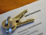 Schweizer Wohnungen wurden im Oktober zu tieferen Mieten als noch im September ausgeschrieben. (Bild: KEYSTONE/APA/APA/BARBARA GINDL)