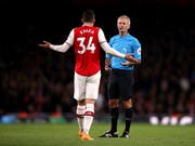 Granit Xhaka diskutiert mit dem Schiedsrichter. (Bild: KEYSTONE/AP PA/NIGEL FRENCH)