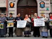 Mehrere Dutzend Frauen aus Srebrenica haben am Dienstag vor der schwedischen Botschaft in Sarajevo gegen die Auszeichnung des österreichischen Schriftstellers Peter Handke mit dem Literaturnobelpreis protestiert. Er habe den Völkermord an muslimischen Männern unterstützt. (Bild: KEYSTONE/AP FENA/ALMIR RAZIC)