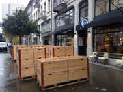 An der Poststrasse stehen die Transportkisten mit den Einzelteilen der Weihnachtsbeleuchtung «Aller Stern». (Bild: Reto Voneschen - 5. November 2019)