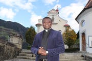 Vikar Hermann Ngoma Mbuinga vor der Schattdorfer Pfarrkirche, seinem neuen Wirkungsort. (Bild: Markus Zwyssig, Schattdorf, 4. November 2019)
