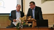 Christian Spoerlé, Gemeindepräsident von Ebnat-Kappel (links), und Daniel Thoma, Geschäftsführer Alters- und Pflegeheime Ebnat-Kappel, beantworten an der Vorgemeinde zum Budget 2020 Fragen der Bürgerschaft. (Bild: Urs M. Hemm)