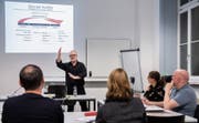 Vom ersten bis zum dritten Akt: Urs Bühler bringt seinen Schülerinnen und Schülern die Grundregeln des Erzählens bei. Bild: Urs Bucher
