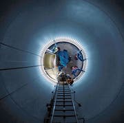 Arbeiter beim Aufbau einer Windturbine. Bild: Lee Yoon Sung/Getty