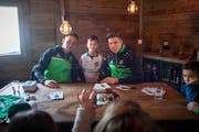 Zu den Attraktionen des ersten Eiszaubers gehörte eine Autogrammstunde mit dem FC St.Gallen. Im Bild Silvan Hefti und Cedric Itten mit jungen Fans im Alp-Chalet. (Bild: Michel Canonica - 9. Januar 2019)