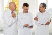 Von links nach rechts: Dr. med. Robert Seelos (Chefarzt Gefässchirurgie), Dr. med. Thomas Bieri (Chefarzt Angiologie) und Dr. med. Ruben Lopez Benitez (Leitender Arzt Interventionelle Radiologie). (Bild: PD)