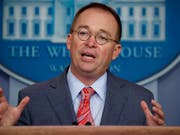 Der Stabschef im Weissen Haus, Mick Mulvaney, ist im Zuge der US-Kongressuntersuchung zu einem möglichen Amtsenthebungsverfahren gegen Präsident Donald Trump von der Opposition zur Zeugenaussage vorgeladen worden. (Bild: KEYSTONE/AP/EVAN VUCCI)