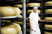 Erlaubt Einblicke in sein Reich: Erwin Schmid von der Schmid Käse AG in Buttisholz steht im betriebseigenen Käsekeller. (Bild: Jakob Ineichen, 5. November 2019)