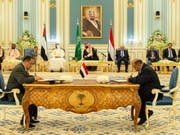 «Diese Vereinbarung wird, so Gott will, zu umfassenderen Gesprächen zwischen den Konfliktparteien im Jemen führen, um eine politische Lösung zu finden und den Krieg zu beenden», sagte der saudische Kronprinz Mohammed bin Salman (Mitte, hinten) zum Friedensabkommen. (Bild: KEYSTONE/EPA SAUDI ROYAL COURT/BANDAR ALJALOUD HANDOUT)