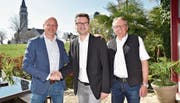 Damals noch ein Herz und eine Seele: Roland Hugentobler (links) und Urs Köppel (rechts) gratulieren Roger Martin zur Wahl. (Bild: PD)
