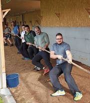 Verschiedene Sportarten, wie unter anderem Seilziehen, standen beim Kick-off für die Schwinger auf dem Programm. Bild: PD