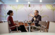 In der Museumslaube: Naturmuseumsdirektor Hannes Geisser bespricht sich mit seiner Mitarbeiterin Eliane Huber. (Bild: Reto Martin)