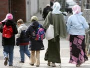In der Schweiz haben Menschen mit Migrationshintergrund, insbesondere die ausländischen Staatsangehörigen, eine signifikant geringere Lebensqualität als schweizerische Staatsangehörige ohne Migrationshintergrund. (Bild: Keystone/AP dapd/OLIVER LANG)
