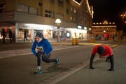 Aufwärmen für den Gossauer Weihnachtslauf. (Bild: Benjamin Manser - 1. Dezember 2018)