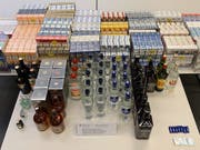 Fünf Schmuggler versuchten 70'000 Zigaretten und 50 Liter Hochprozentiges unverzollt in die Schweiz einzuführen. (Bild: EZV)