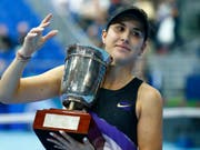 Bencics grösster Glücksmoment: In Moskau holte sie sich Turniersieg und Pokal und krönte ihre Saison mit der erstmaligen Qualifikation für die WTA Finals (Bild: KEYSTONE/AP/ALEXANDER ZEMLIANICHENKO)