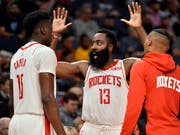 Gestenreiche Kommunikation: James Harden bespricht sich mit seinem Schweizer Teamkollegen Clint Capela (links) (Bild: KEYSTONE/FR171250 AP/BRANDON DILL)