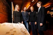 Sie sind zufrieden mit dem Siegerprojekt, das in der Altstadthalle ausgestellt ist: Beatrice Bill-Wyss (Leiterin der Klinik Meissenberg), Stadtarchitekt Christian Schnieper, Architektin Isabel Halene und Landschaftsarchitektin Margrith Künzel (von links). (Bild: Stefan Kaiser, Zug, 4. November 2019)
