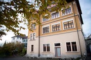 Die beiden über 100 Jahre alten Schulhäuser auf dem Wittenbacher Dorfhügel. (Bild: Ralph Ribi (5. November 2019))
