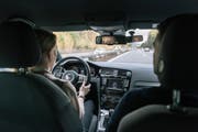 Zum Fahren lernen gehören nicht nur die hinter dem Steuer verbrachten Stunden. Auch der Verkehrskundeunterricht gehört dazu. Im Kanton Zug wird in diesem seit 10 Jahren Alkohol- und Suchtprävention betrieben. Das ist einzigartig in der Schweiz. (Bild: Keystone/Christian Beutler)