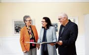 «Die Leute sollen Freude daran haben», sagt Besitzer Josef Schriber, im Bild mit seiner Ehefrau Verena Schriber (links) und Galeristin Maria Ziegler (Mitte). Im Hintergrund ist das Werk «Palamos» von Hans Potthof zu sehen. (Bild: Stefan Kaiser, Risch, 4. November 2019)