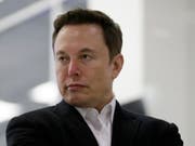 War nicht lange «off»: Tesla-Chef meldete sich bereits nach drei Tagen Abstinenz wieder auf Twitter zurück. (Bild: KEYSTONE/FR170211 AP/ALEX GALLARDO)
