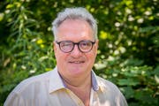 Roger Hochreutener, Gemeindepräsident von Eggersriet, moderiert den Abend. (Bild: Urs Bucher)