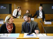 SEK-Präsident Gottfried Locher im Gespräch mit Vize-Ratspräsidentin Esther Gaillard an der Abgeordnetenversammlung des Schweizerischen Evangelischen Kirchenbundes (SEK) im Rathaus Bern. (Bild: Keystone/Anthony Anex)