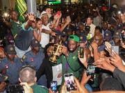 Südafrikas Rugby-Weltmeister erleben bei ihrer Rückkehr in die Heimat einen begeisternden Empfang (Bild: KEYSTONE/EPA/STR)
