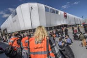 Die Situation am Mittwochmittag vor der Mall of Switzerland. (Bild: Pius Amrein, Ebikon, 14. März 2018)