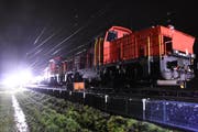 Fünf Gleisarbeiter stürzten zu Boden oder auf geladene Eisenbahnschwellen. (Bild: Kantonspolizei)