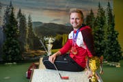 «Die Pokale und Medaillen sind mein Lohn»: Weltmeister Beat Wartenweiler in der Minigolfanlage im Säntispark. (Bild: Ralph Ribi)