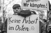 Schuld an der Wirtschaftsmisere im Osten? Na klar: die «Treuhand»! Demonstranten in Berlin 1992. (Bild: Daniel Biskup/Keystone, Berlin)