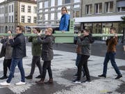 Mit einer Aktion auf dem Berner Waisenhausplatz machen die Jungfreisinnigen auf ihre Renteninitiative aufmerksam. Diese will das Rentenalter mit der Lebenserwartung verknüpfen. (Bild: KEYSTONE/PETER SCHNEIDER)