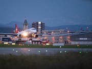 Der VCS hat vor Bundesgericht in Sachen Parkplätze am Flughafen Zürich einen Teilsieg errungen. (Bild: KEYSTONE/GAETAN BALLY)