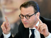 Swiss Life-Chef Patrick Frost kann ein markantes Wachstum nach neun Monaten verkünden. (Bild: KEYSTONE/WALTER BIERI)