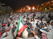 In Kuwait protestieren am Mittwochabend zahlreiche Menschen gegen Korruption. (Bild: KEYSTONE/EPA/NOUFAL IBRAHIM)