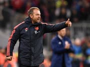 Daumen hoch bei Hansi Flick: Der Bayern-Coach startet mit einem Sieg in seinen neuen Job (Bild: KEYSTONE/EPA/LUKAS BARTH-TUTTAS)
