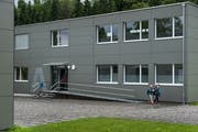 Die Schulmodule auf der Krauerwiese. (Bild: Boris Bürgisser, Kriens 3. Juni 2016)