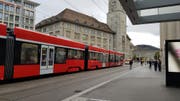 Die Polizei-Eskorte für die Appenzeller Bahn am Bahnhofplatz. (Bild: Dinah Hauser)