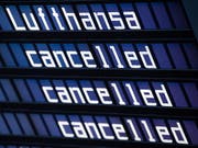 Der für morgen geplante Streik der Flugbegleiter bei der Lufthansa kann stattfinden. Das Arbeitsgericht Frankfurt hat einen Eilantrag des Unternehmens gegen den Arbeitskampf der Gewerkschaft Ufo abgelehnt. (Bild: KEYSTONE/EPA DPA/PETER KNEFFEL)